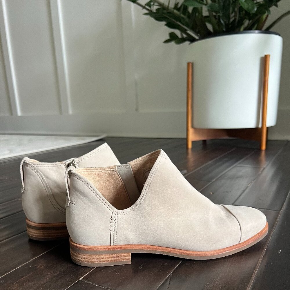 Timberland Women's Leather Ankle Low Heel Fall Boot in Sand Tan Cream (size 7.5)